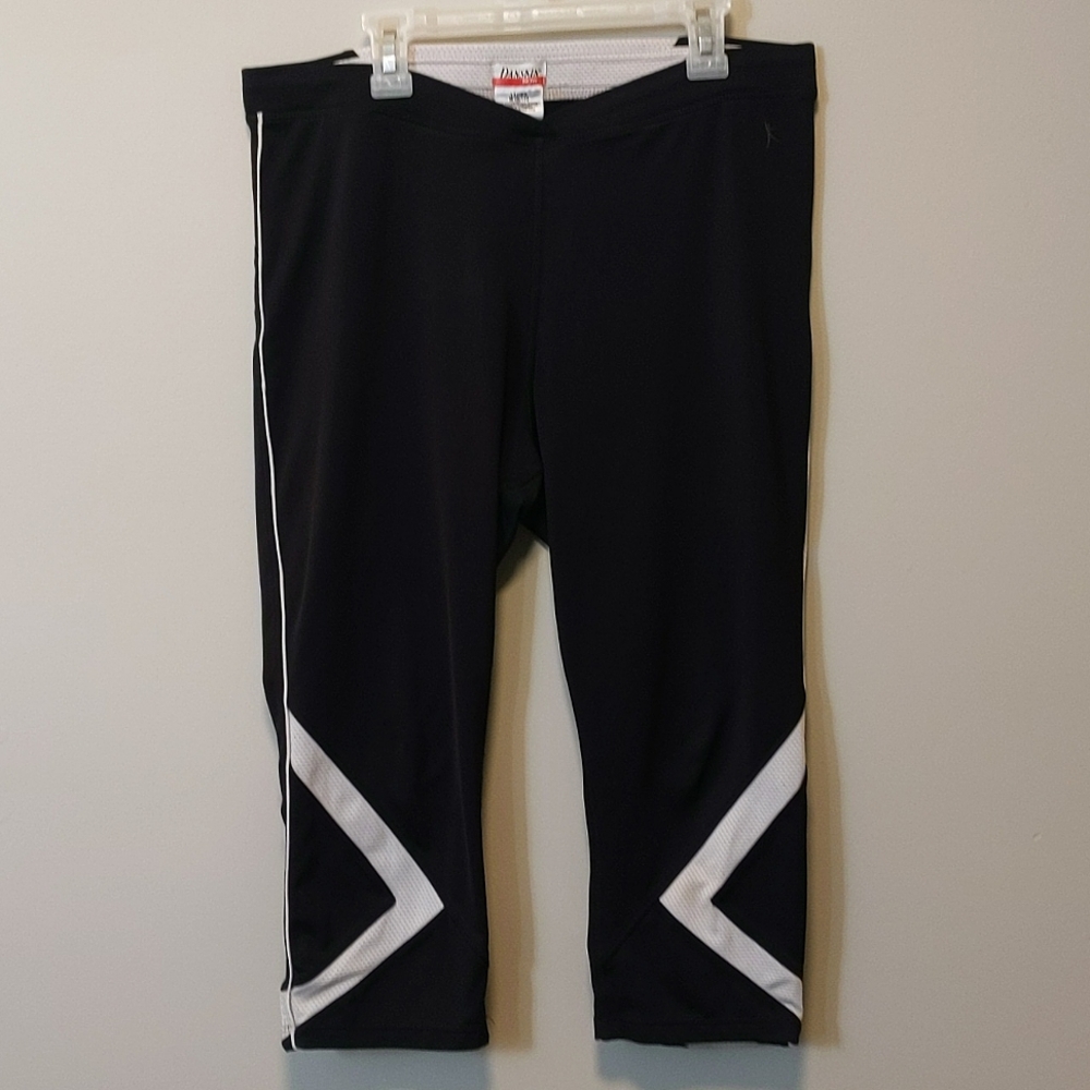 Dan Skin Women's Black with White Stripe Capri Athletic Leggings Size M (8-10)